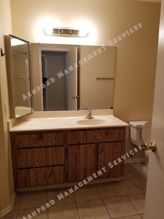 Building Photo - 2 STORY TOWNHOME WITH ATTACHED GARAGE WATER INCL