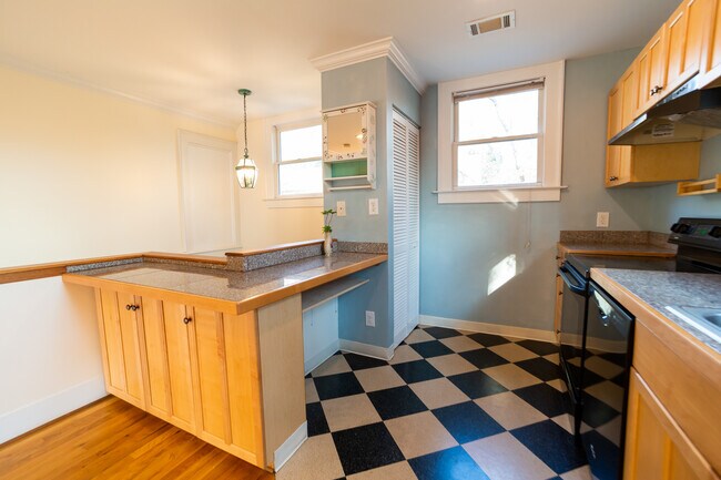 Building Photo - 333 Mathews Ave NE