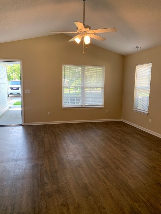 Building Photo - 3 Bedroom 2 Bath One Story House on Charte...