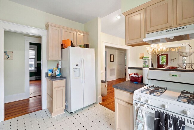 Building Photo - Downtown Raleigh Bungalow: Available September 11th