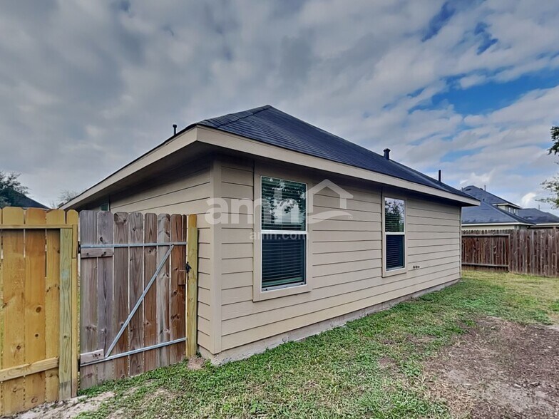 Building Photo - 22334 Queenbury Hills Dr