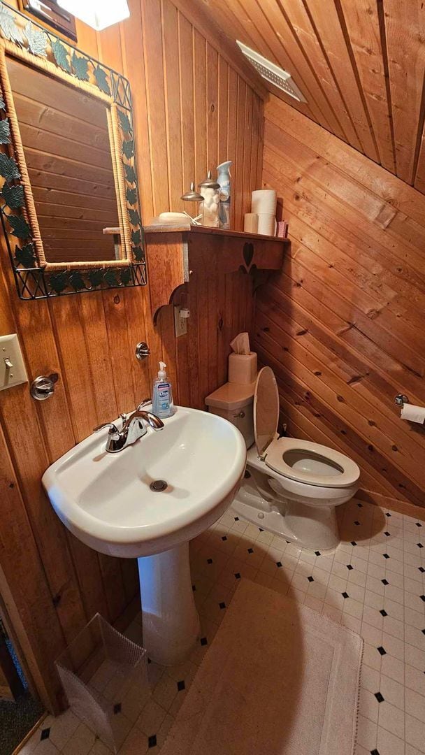 Building Photo - Beautiful cabin with privacy fully furnished