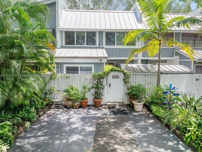 Building Photo - 4905 SW 71st Pl