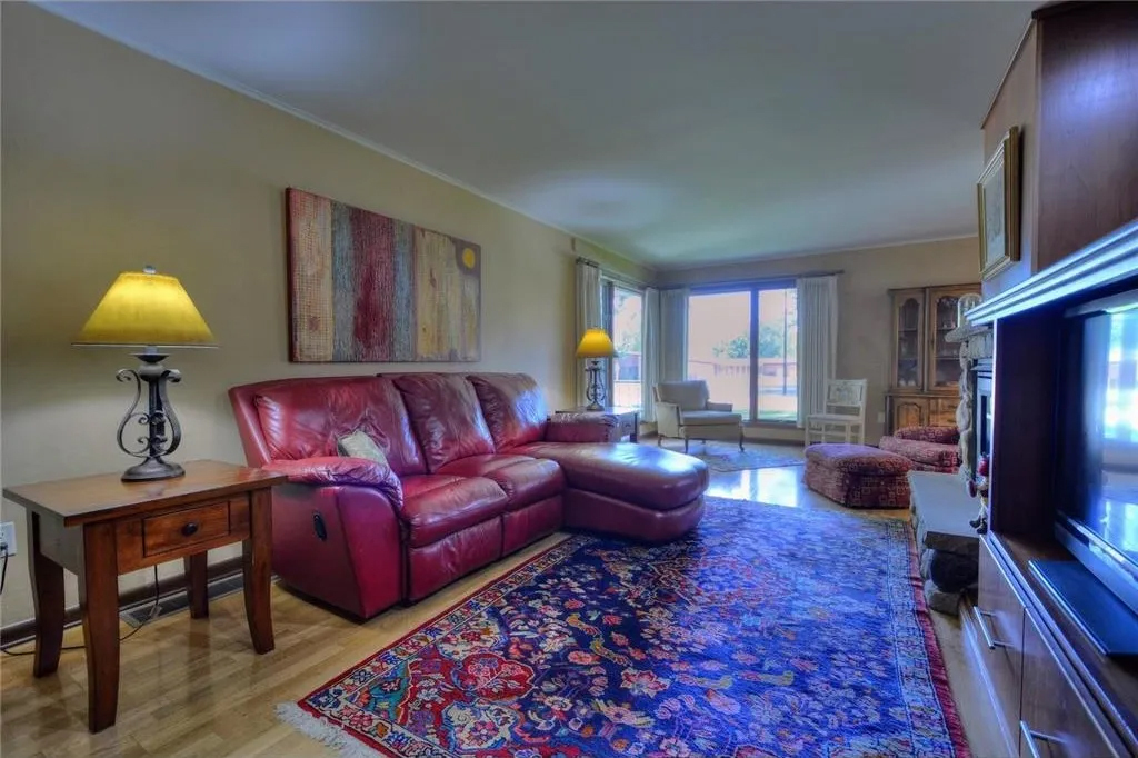 Shared living room - 415 12th Ave E