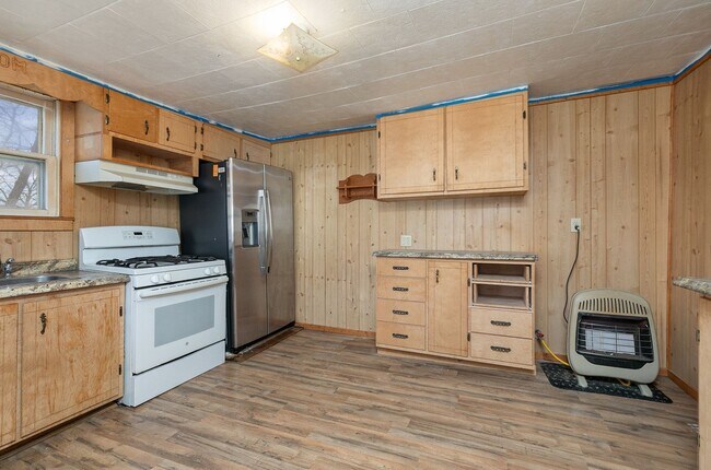Building Photo - 2 Bedroom | 1 Bathroom | With a Large Deta...