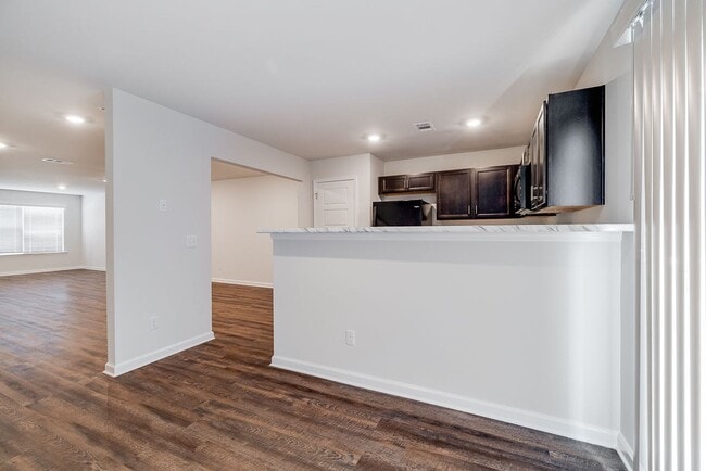 Building Photo - 3 Bed 2.5 Bath Townhome in Lakeshore — Bui...