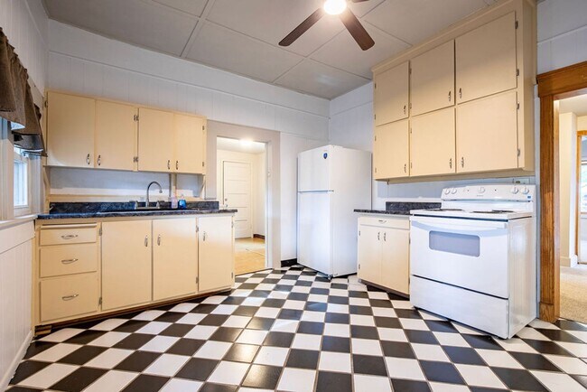 Building Photo - Quaint 2 Bed 1 Bath House in 80907!!