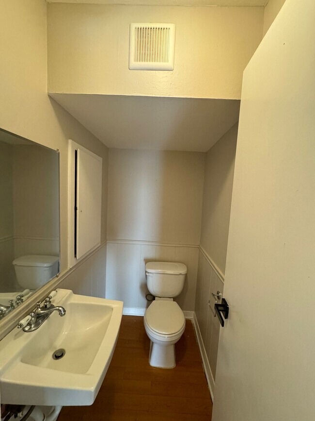 Building Photo - 2413 Mission Hill Dr