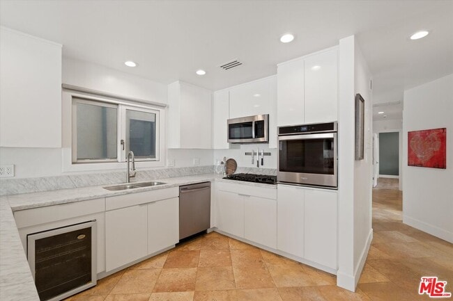 Building Photo - 6419 Ocean Front Walk