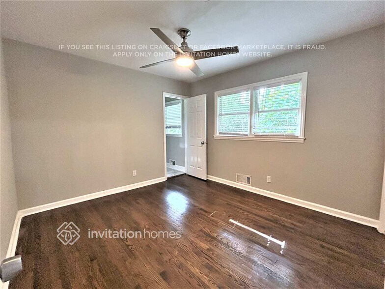 Building Photo - 1095 Longshore Dr