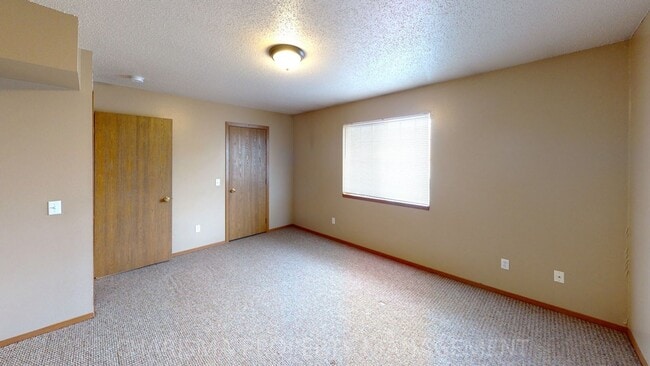 Building Photo - 2, BD IN BRANDON, JUST MINUTES FROM SF. CE...