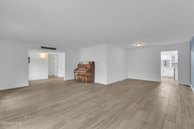 Building Photo - Come to check this beautiful house 4 bedrooms, possible 5th bed and 3 baths.