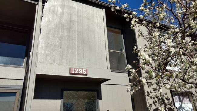 Building Photo - Sunny 2 bed, 1 bath South Boulder Townhome - Available June 5th!