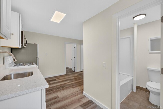 Building Photo - 2091 Maple Ave