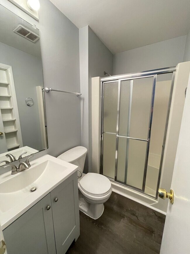 Building Photo - Updated 2br 2ba End Unit in Chancellor Squ...