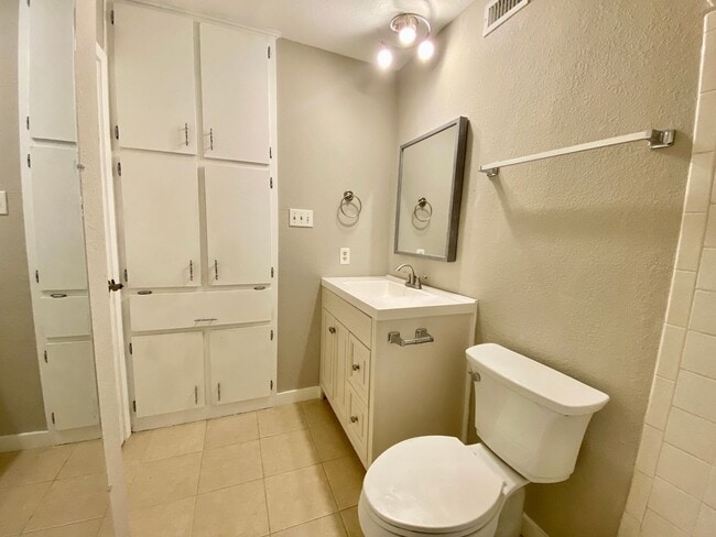 Building Photo - 7219 Scenic Brook Dr