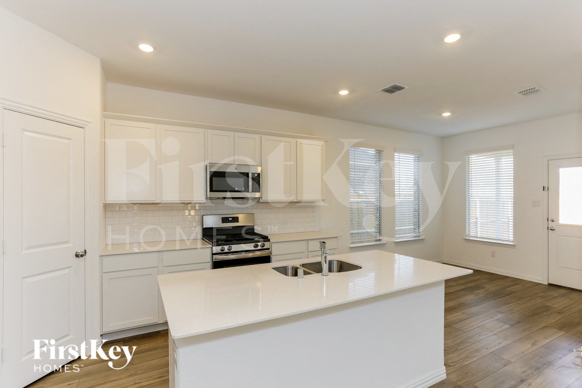 Building Photo - 10045 Elkhorn Dr