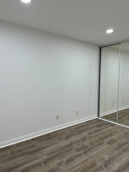 Mirrored closet in Master suite - 21400 Burbank Blvd