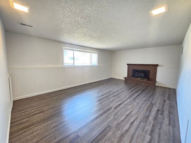 Building Photo - $2,700 – Spacious 4 Bed / 2 Bath Home in S...