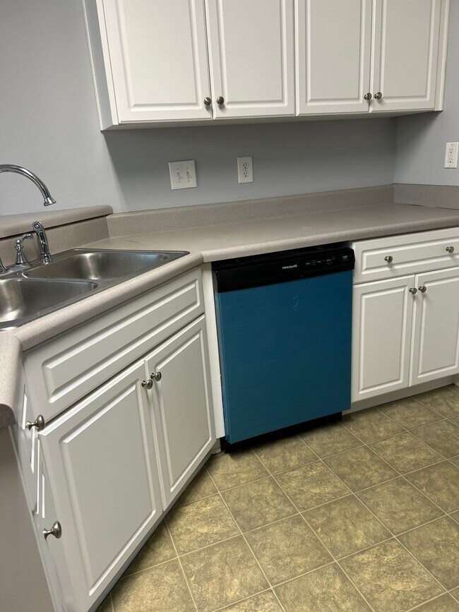 Building Photo - Spacious Family Rental in Prime Location