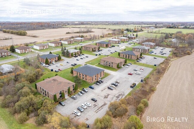 Building Photo - ROOMY 2-Bed Apartment in LOCKPORT