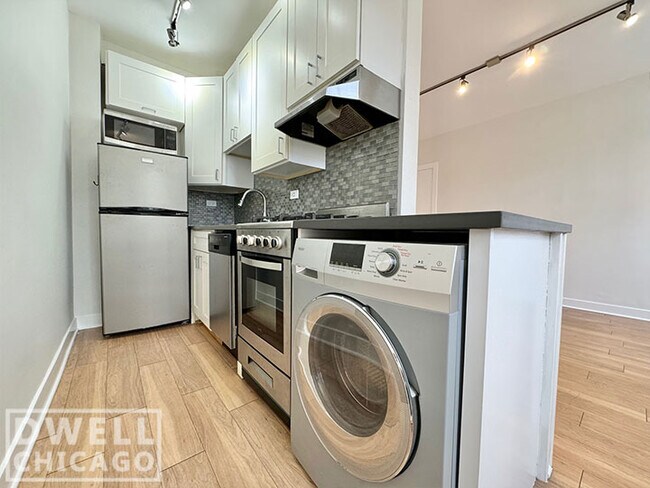 Building Photo - 515 W Belmont Ave