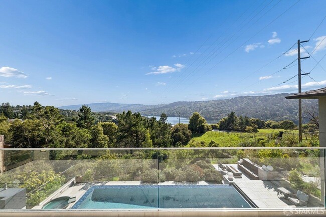 Building Photo - 1435 Lakeview Dr