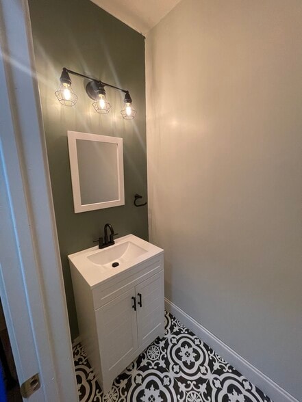 Building Photo - 2690 Gardenia Ave