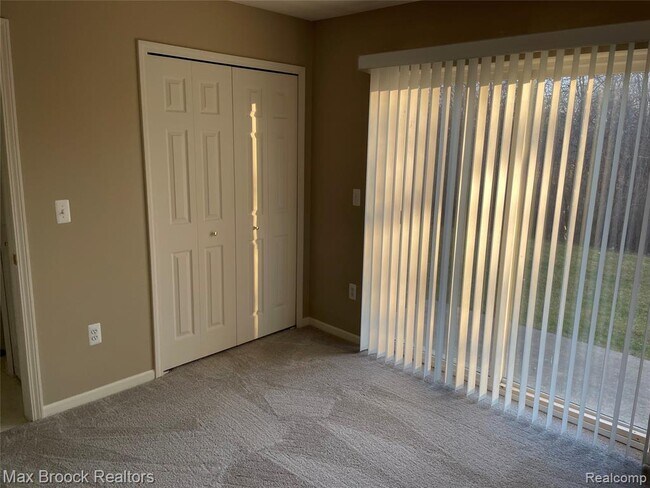 Building Photo - 924 Sandalwood Dr