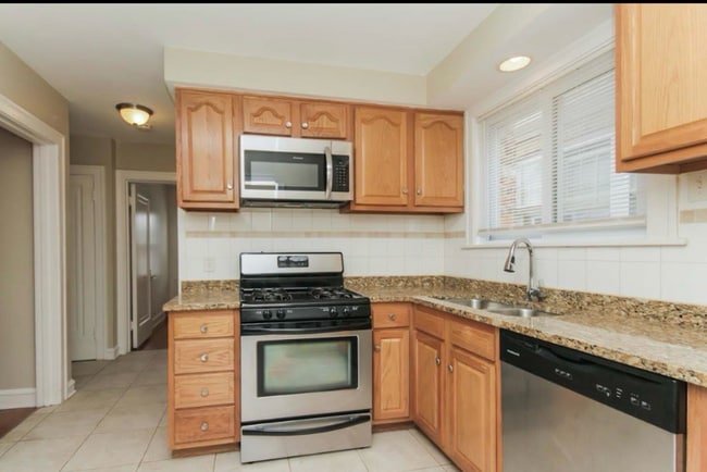 Building Photo - 6016 N Austin Ave