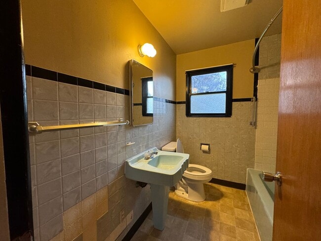 Building Photo - West Roseburg 2 Bedroom house