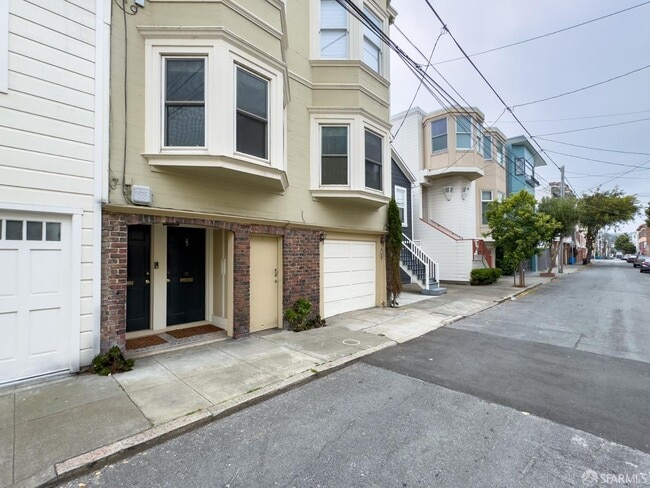 Building Photo - 31 Pixley St