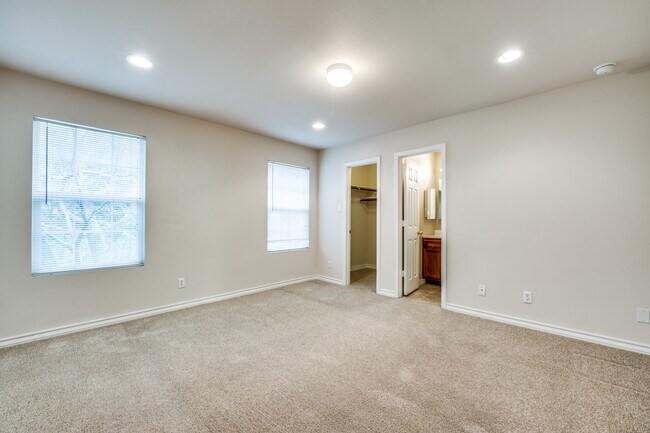 Building Photo - 7811 Kingsbury Wood