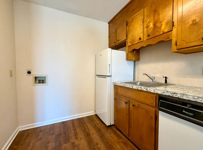 Building Photo - 1442 Riverview Rd