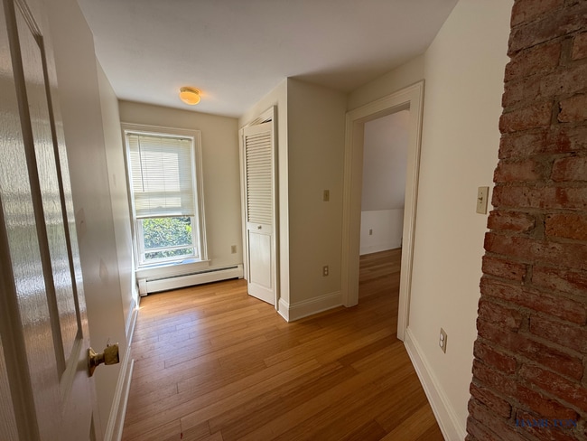Building Photo - Clyde St - 045