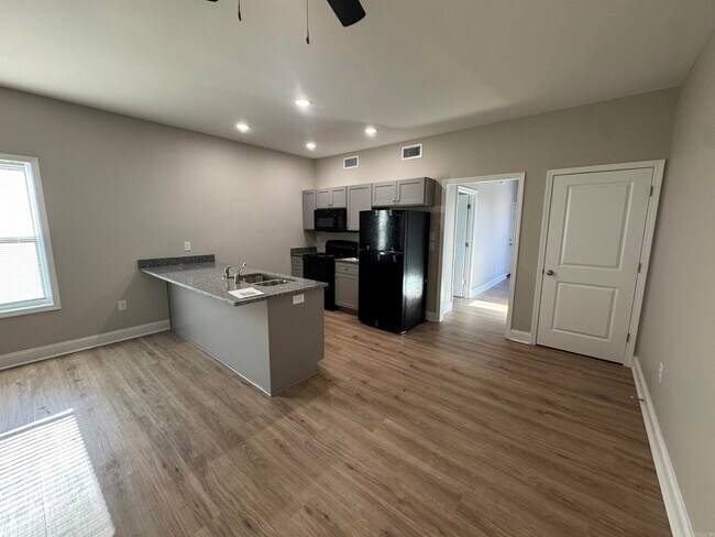 Building Photo - 215 N Elm St