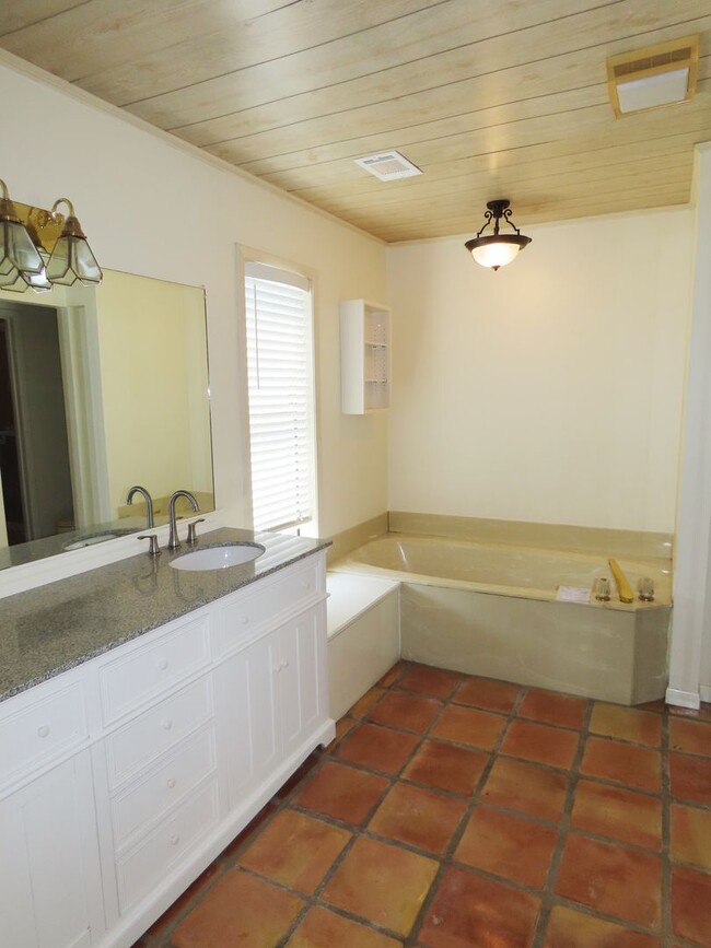 Building Photo - Beautiful 2 Bedroom, 2 Bath with Country V...