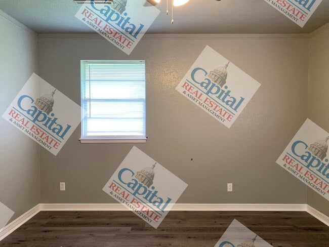 Building Photo - Cute Home Available!