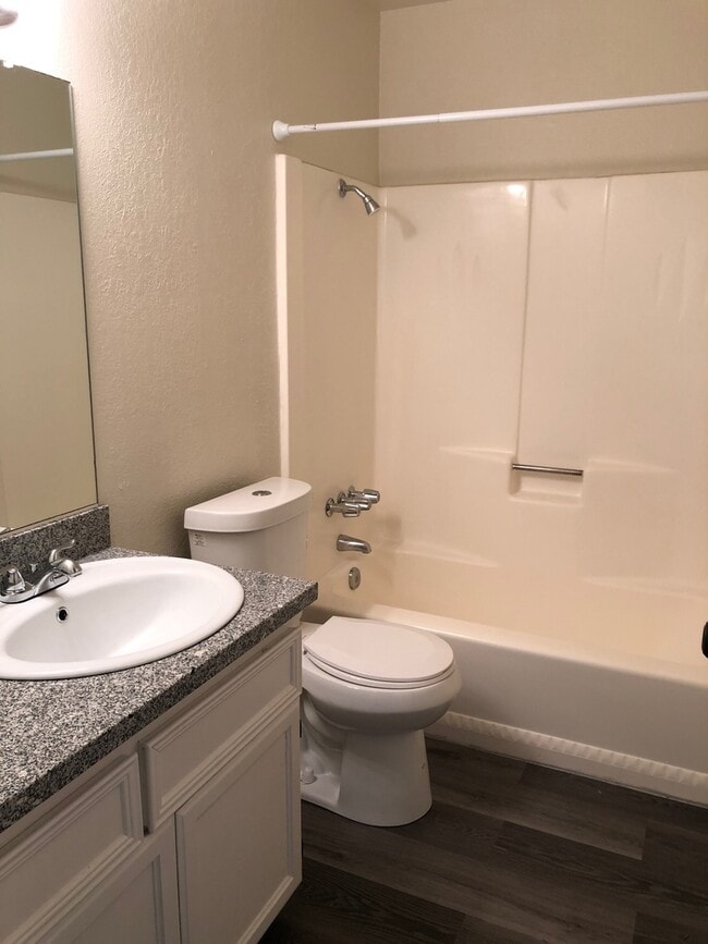 Building Photo - 2 WEEKS FREE RENT - Spacious duplex