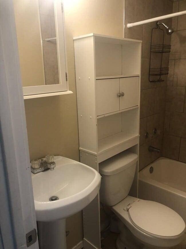 Building Photo - 2 bedroom + 2 Living Rooms and Utility Room