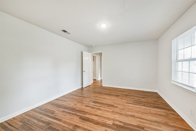 Building Photo - 1030 Perkins Dr