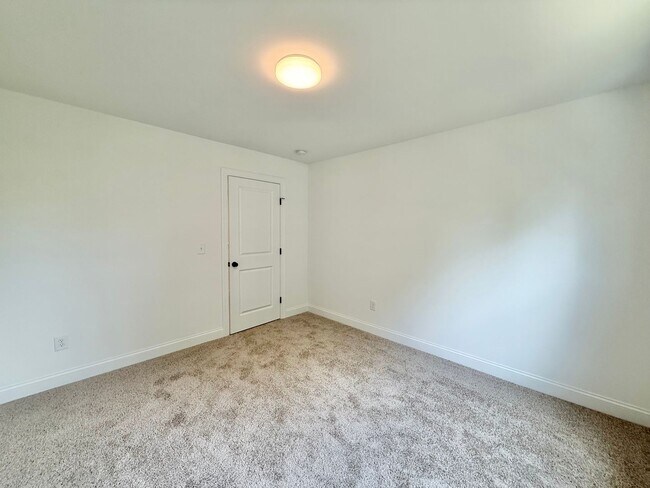 Building Photo - Newly Built 4BD, 3.5BA Northeast Raleigh Townhome in a Great Location