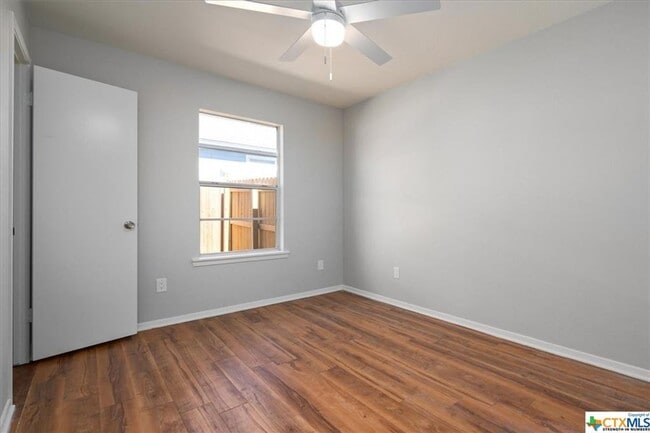Building Photo - 3 Bedroom Duplex with fenced private yard!