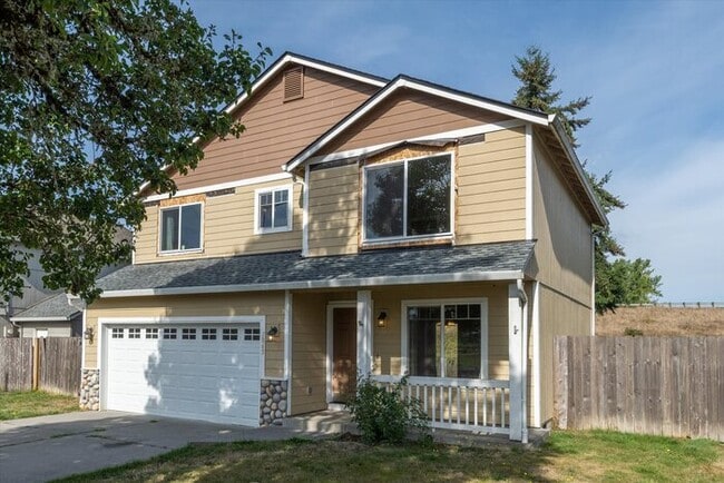 Building Photo - THREE BEDROOM PLUS BONUS OR FOURTH BEDROOM