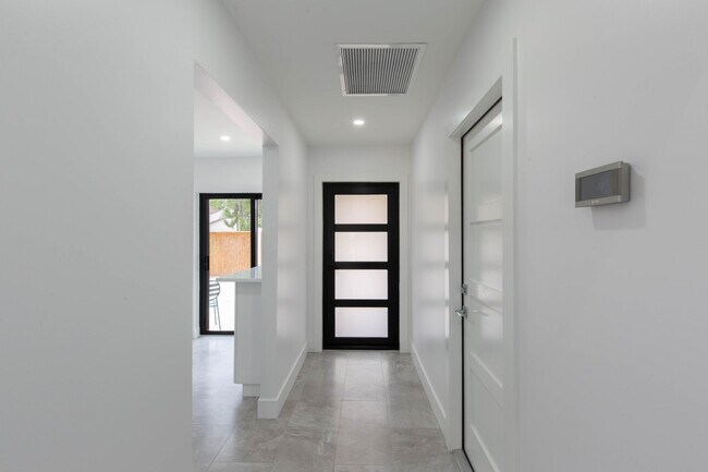 Building Photo - 253 Wood Dale Dr