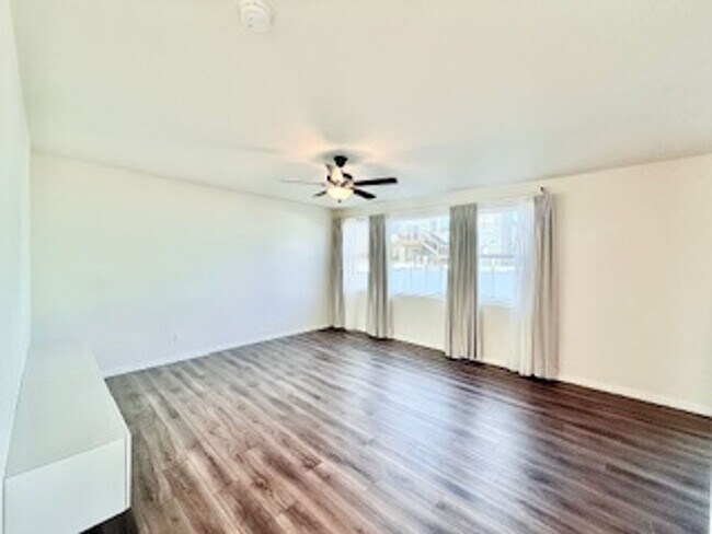 Building Photo - MODERN TWO STORY 3 BED/2.5 BATH WITH FENCE...