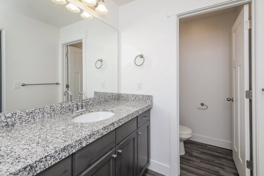 Building Photo - 4762 E Lk Cor Dr