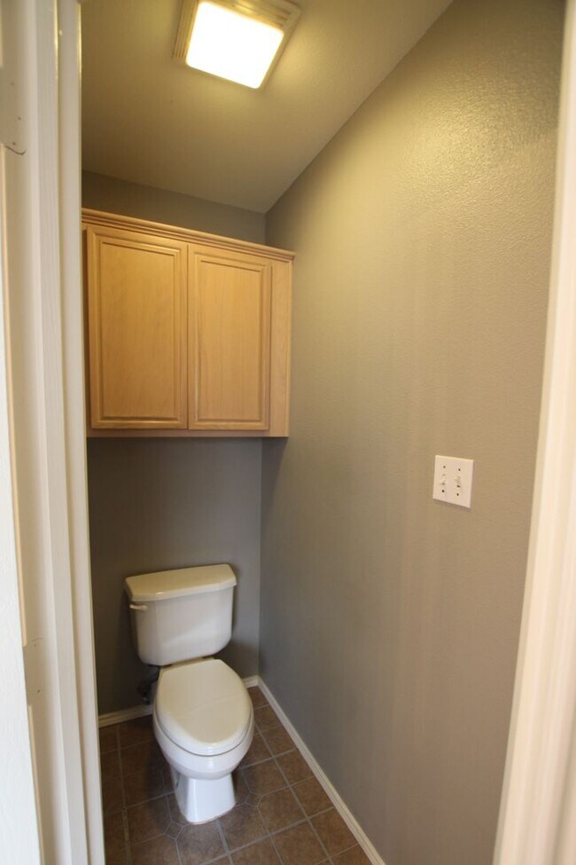 Building Photo - Beautiful 4 bedroom 2 bath home in Flint!