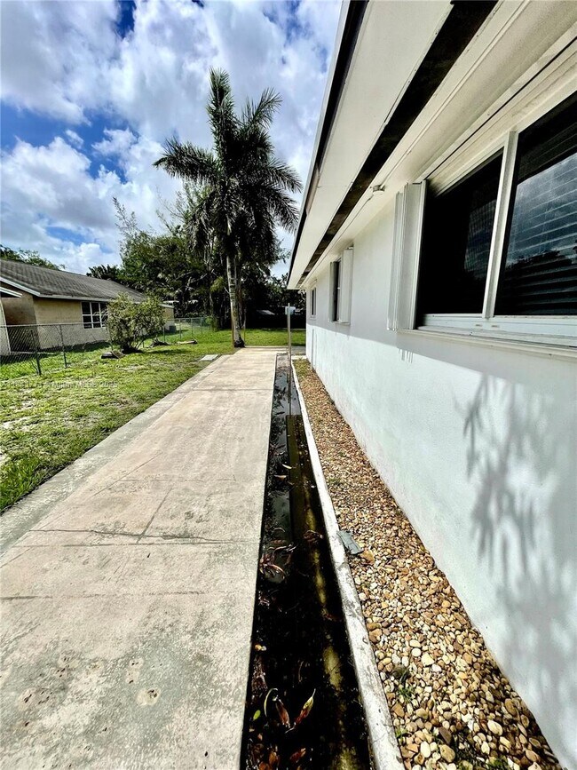 Building Photo - 4430 W Broward Blvd