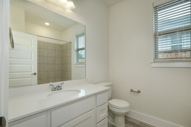 Building Photo - 438 Parkline Dr
